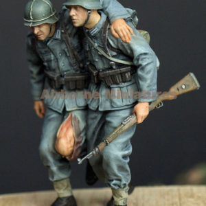 Wehrmacht soldier helping wounded 1:35 scale