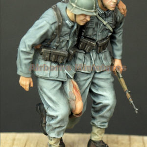 Wehrmacht soldier helping wounded 1:35 scale